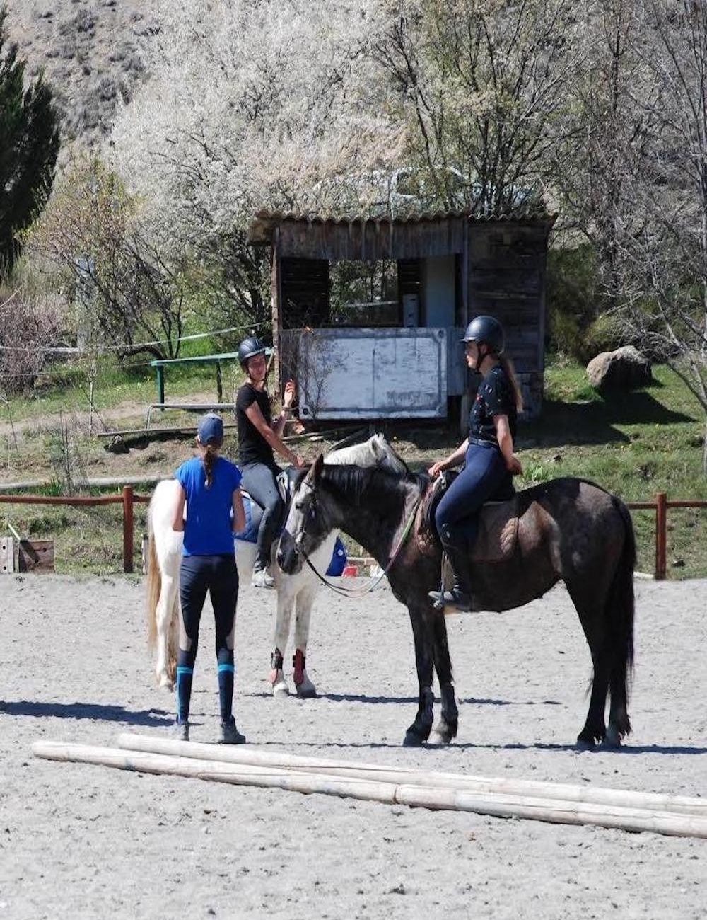 Equitation d’Extérieur & Initiation Poney Cheval au centre de formation Cefter-Paca